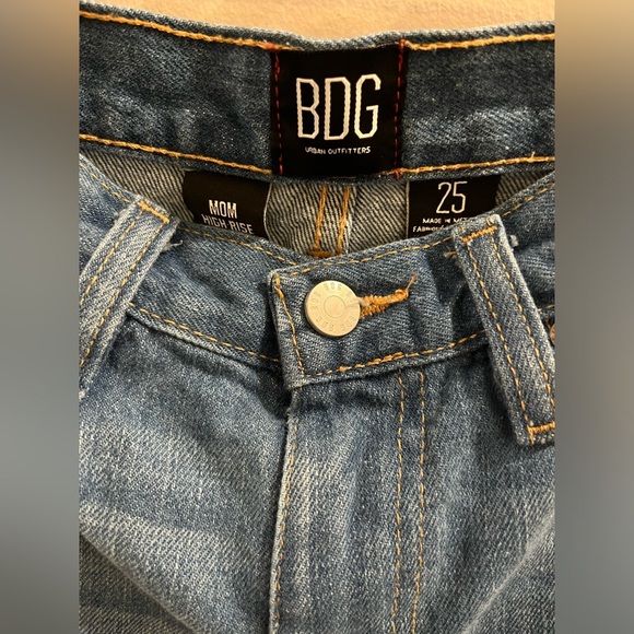 💕 BDG Urban Outfitters Mom High Rise Cutoff Shorts - Size 25 sku#119 - Picture 2 of 4